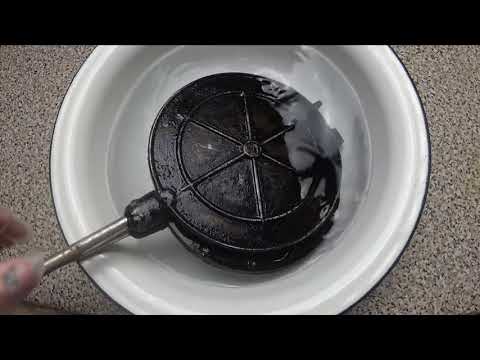 Видео: Самый простой и рабочий  способ очистки от нагара формы для выпечки времен СССР.