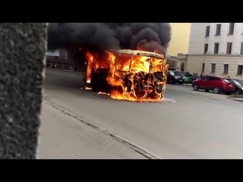 Видео: Архангельск Троицкий 52 - горит ПаЗ  11.04.2016г.