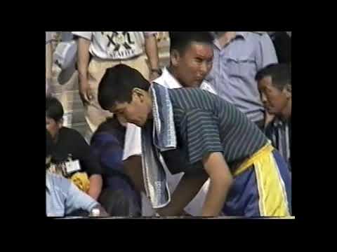 Видео: Иннокентий Макаров( лидер Ус Тумсуу)-Андрей Сидоров, с.Борогонцы, 1996г