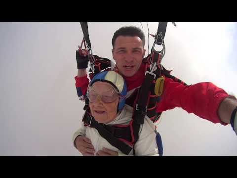 Видео: Прыжок с парашютом 93-летней Марии Колтаковой