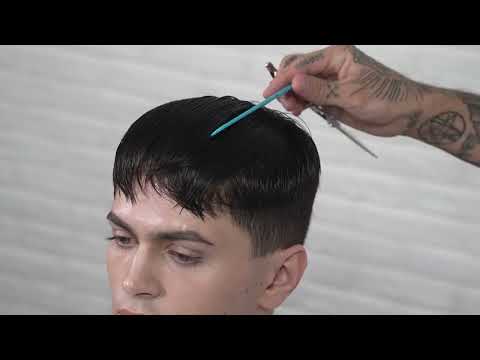 Видео: Тони Селезнев фэйд на потоке, мужская стрижка квифф / кроп Tony Seleznev easy fade with quiff / crop