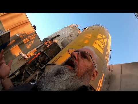 Видео: Пневматическая разгрузка цемента из цистерны