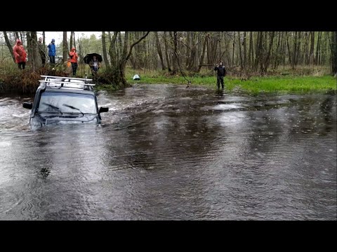 Видео: ШОК! Ниву унесло течением реки! Вот это брод! Внедорожники: TLC 70, Nissan Patrol, Mitsubishi Junior