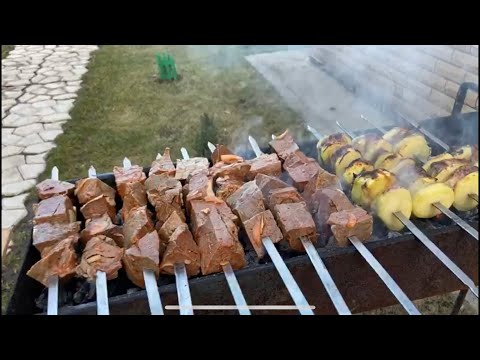 Видео: шашлык из говяжьего легкого, картошка на углях, рецепты от Рината