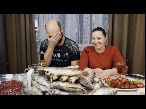Видео: Мукбанг. Вяленая РЫБА и КЛУБНИКА. Почти романтический ужин. @ГалинаКухня.