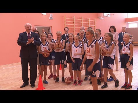 Видео: Лукашенко в первый день учебного года приехал в столичную школу-новостройку