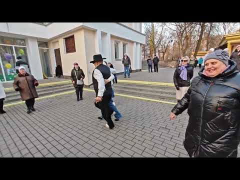 Видео: 17.11.24г..."Тумба, Тумбара"... звучит на танцполе в Гомельском парке...