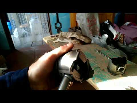 Видео: Как не повредив поршень достать палец из шатуна без пресса.