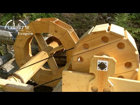 Видео: Строительство водяного колеса Bushcraft / Использование гидроэнергии для моего лагеря с бревенчат...