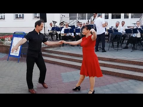 Видео: ОСЕННИЕ ЛИСТЬЯ! Открытие Осеннего Сезона На Советской!