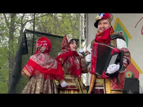 Видео: Народный ансамбль на праздник // Ансамбль Московский Переполох // Живое выступление