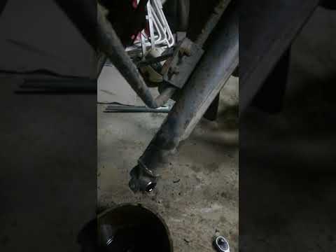 Видео: Замена масла в вилке Ижа