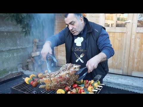 Видео: Целый 5 килограмма говядины на мангале. Рецепт от Жоржа.