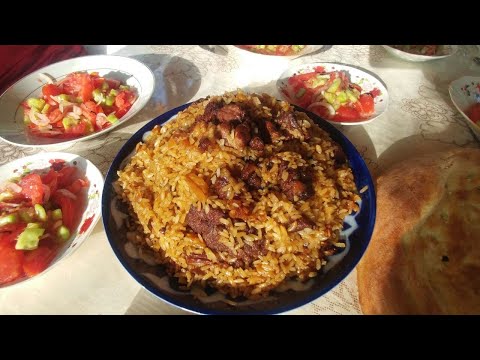 Видео: Плов. Мужики готовят.