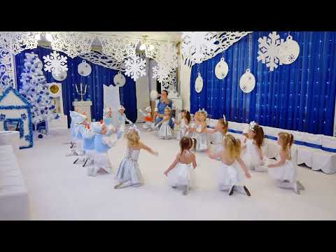 Видео: Вхід на новорічне свято 2022 в молодшій групі .Муз. кер. Максюта Г. В.