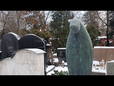 Видео: букет роз на могиле Эльдара Рязанова и необычная могила его  жены ... Новодевичье кладбище 2022
