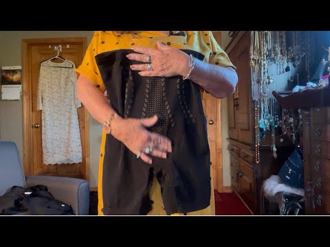 Видео: Тему примеряет платья, рубашки, пояса, ожерелья и обувь