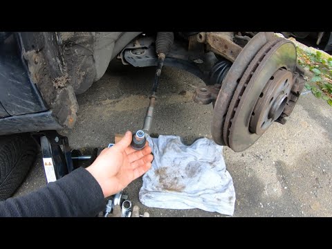 Видео: Замена рулевого наконечника Skoda Fabia 2