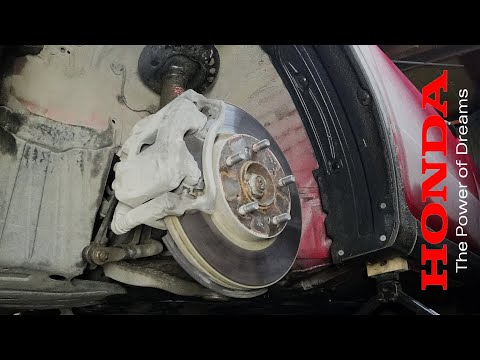 Видео: Замена передних тормозных колодок Honda Civic 5D