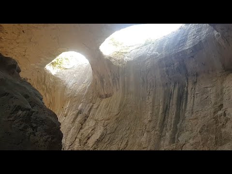 Видео: ЕЛАТЕ С МЕН ДО ГЕОПАРК ИСКЪР-ПАНЕГА, ПЛАВАЩИТЕ КЪЩИЧКИ И ПЕЩЕРА ПРОХОДНА, " ОЧИТЕ НА БОГА"