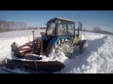 Видео: Чистка снега на мтз 1221В 2
