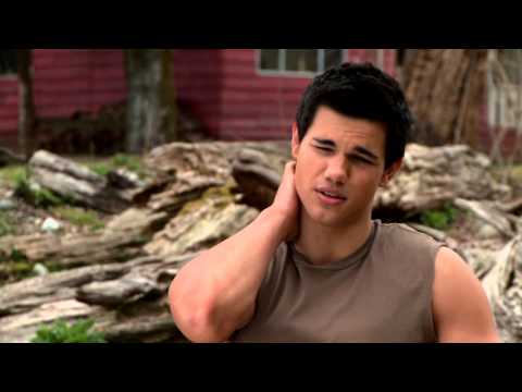 Видео: Новолуние — Тейлор Лотнер — «Джейкоб» | ScreenSlam