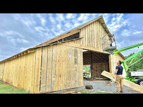 Видео: Бюджетный амбар на столбах! Невероятная трансформация сайдинга с использованием досок и реек. Час...