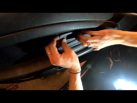 Видео: Как снять обшивку передней двери BMW Е36 Кабриолет/(Купе?) Может кому пригодится.