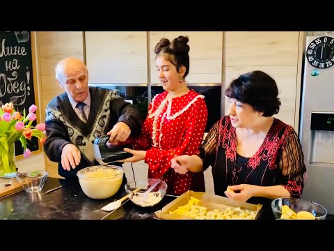 Видео: Мама Зоя печёт наш любимый Яблочный Пирог/ Не Жизнь, а Баварский Ералаш😂Вся правда о миксере Bosch