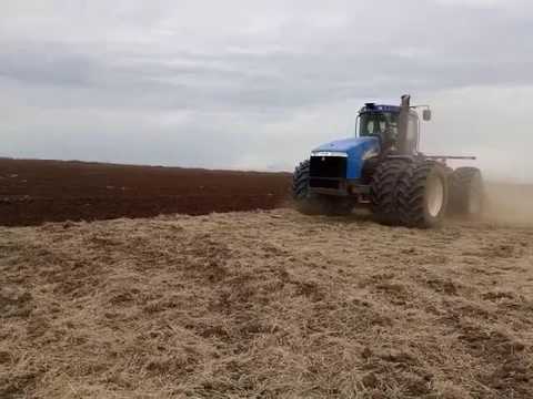 Видео: Ключевской район Алтайский край. Плуг ПСКу-10 прицепной с трактором Нью Холанд