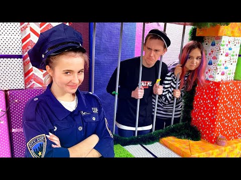 Видео: Кто первый выберется из НЕПРОБИВАЕМОГО Новогоднего Ящика? Карамелькины