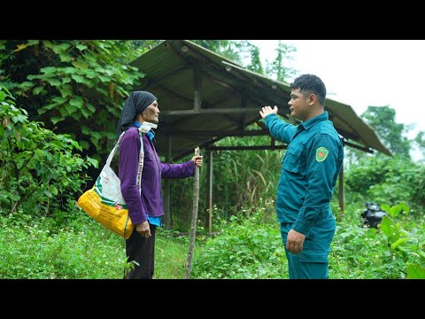 Видео: Добрый полицейский: помог бездомной пожилой женщине и дал ей заброшенный дом - Ли Ту Кам
