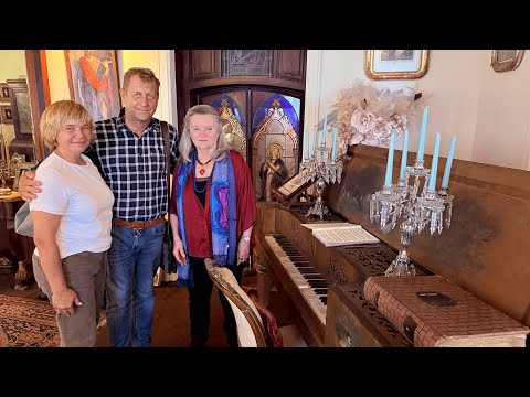 Видео: Мы думали что едем на самую старую плантацию ананасов, но Лариса привела нас в уникальный ДОМ-МУЗЕЙ!