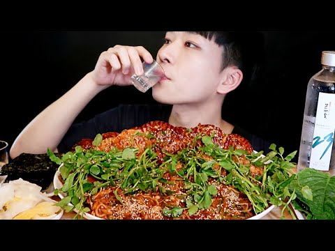 Видео: 매콤한 아귀찜에 향긋한 미나리가 섞이면? 리얼사운드먹방 Steamed Monkfish&Traditional alcohols Mukbang ASMR Морской черт あんこう