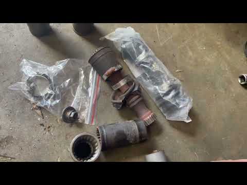 Видео: Замена шлицевой муфты карданного вала переднего привода Can Am Outlander XT 4x4 FIX 2014 года