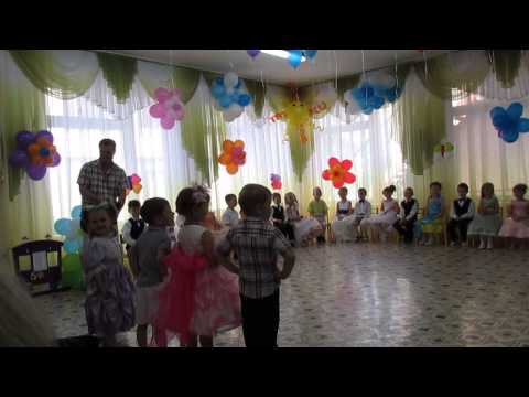 Видео: малыши пришли поздравить выпускников...