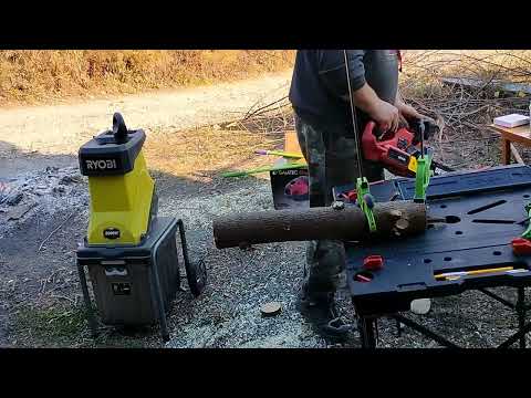 Видео: Аккумуляторная цепная пила Devon 4556 и Devon 4557. Немного попилим клёна