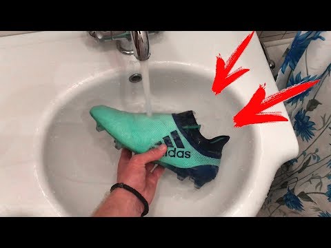 Видео: Как РАСТЯНУТЬ БУТСЫ. Футбольные секреты // FOOTBALL LIFEHACKS