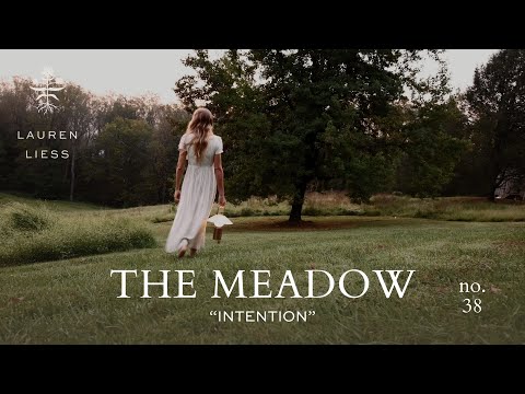 Видео: Медленное падение. Жизнь в загородном фермерском доме | Луг. Эпизод 38