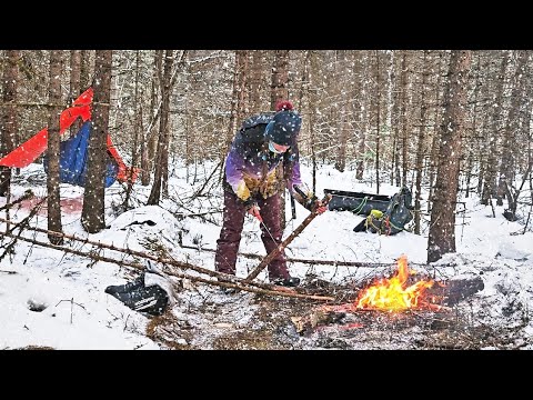 Видео: ВЫЖИТЬ в ЗИМНЕЙ ТАЙГЕ! ОДНА НОЧУЮ у РЕКИ в ГАМАКЕ. СХОД с МАРШРУТА..