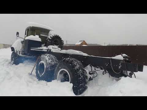 Видео: КрАЗ в снегопад спешит на помощь