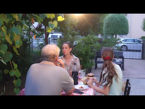 Видео: День в саду: барбекю, шитье и сладкие закуски