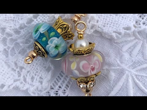 Видео: Подвешивается к бусинам с широкими отверстиями.