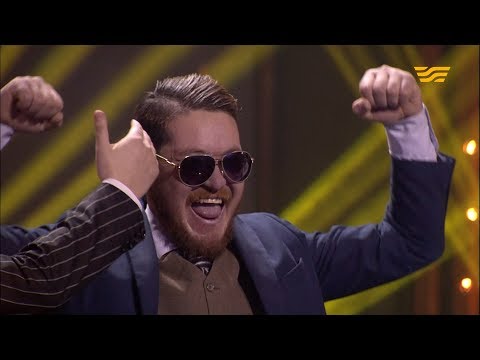 Видео: Конор Макгрегор Жалғас Жұмағұловқа сыйлық табыстады