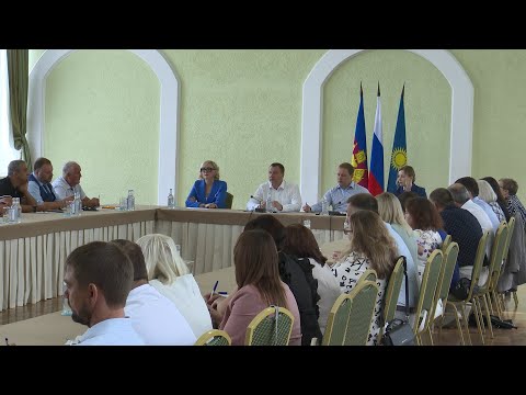 Видео: Мэр Анапы Василий Швец провел круглый стол с директорами школ и гимна