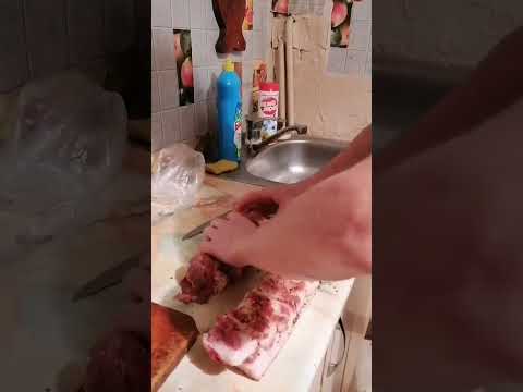 Видео: БЕЗУМНЫЙ ПАША ГОТОВИТ САЛО НА НОВЫЙ ГОД. ПОД КОНЬЯК КАК РАЗ ТО ШО НАДО.