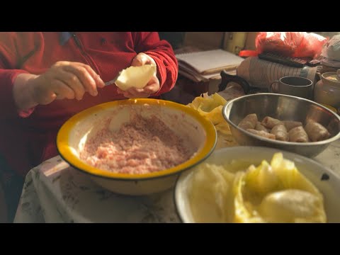 Видео: Аутентичная деревенская кухня: Мясо, запеченное в духовке, и домашние голубцы