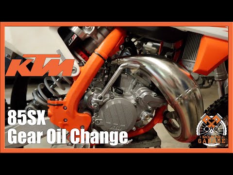 Видео: Замена трансмиссионного масла KTM 85SX 2019 года