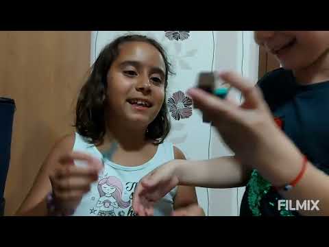 Видео: 27 август 2022 г. Рокси показва играчките на Марти