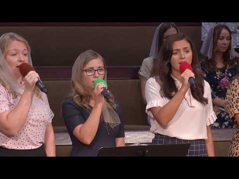 Видео: "В нашей жизни будут подъемы, спуски" - Группoвое пение